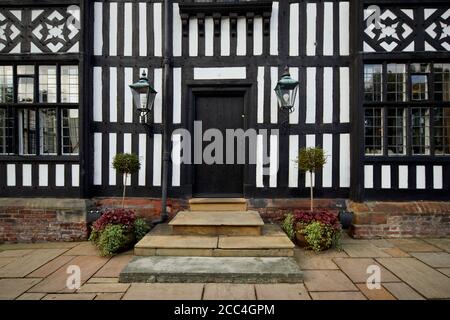 Bâtiment classé de catégorie I de Tudor à pans de bois noir et blanc de Sandbach Hôtel Old Hall sur High Street Banque D'Images