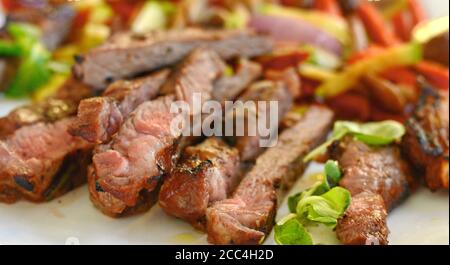 Steak de bœuf rôti moyen avec une sauce aux truffes. Steak grillé avec pommes de terre tard. Banque D'Images