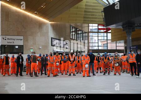 Le personnel ferroviaire se tient à la gare de Glasgow Queen Street pendant une minute de silence pour marquer une semaine depuis le déraillement du train Stonehaven qui a tué trois personnes. Le pilote Brett McCullough, 45 ans, le chef d'orchestre Donald Dinnie, 58 ans, et le passager Christopher Stuchbury, 62 ans, sont morts lorsque le train d'Aberdeen à Glasgow s'est écrasé dans un glissement de terrain à travers les voies le 12 août. Banque D'Images