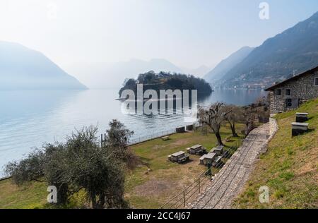 Comacina dans le brouillard, entouré par le lac de Côme, il est situé à Ossuccio de la municipalité de Tremezzina dans la province de Côme, Italie Banque D'Images