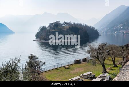 Comacina dans le brouillard, entouré par le lac de Côme, il est situé à Ossuccio de la municipalité de Tremezzina dans la province de Côme, Italie Banque D'Images