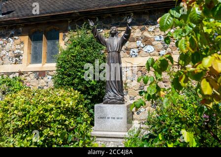 Église catholique notre-Dame de Lourdes et église Saint-Joseph, à l'angle de Leigh Road et de Cliffsea Grove. Église paroissiale. Christ de la statue profonde Banque D'Images