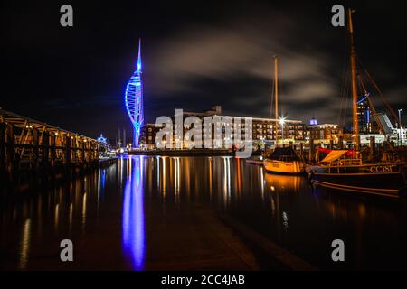 La tour spinnaker de gunwharf s'illumine la nuit, prise de l'ancien Portsmouth, Royaume-Uni Banque D'Images