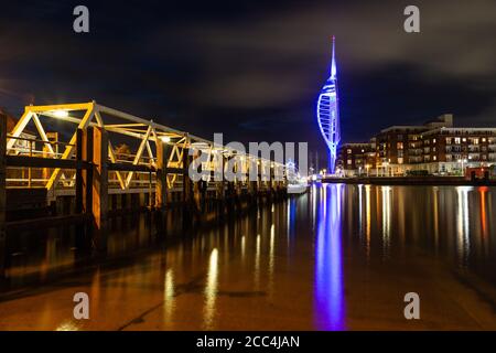 La tour spinnaker de gunwharf s'illumine la nuit Prise de l'ancien Portsmouth Royaume-Uni Banque D'Images