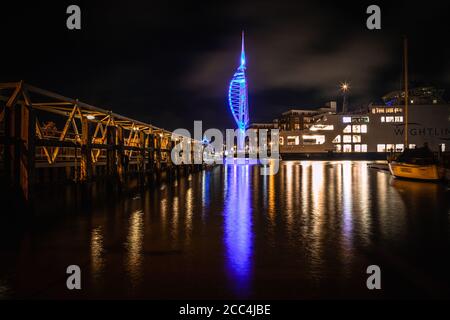 La tour spinnaker de gunwharf s'illumine la nuit Prise depuis le vieux Portsmouth avec un ferry pour voiture Wighlink amarré à côté Banque D'Images