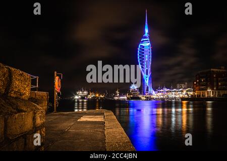 La tour spinnaker de gunwharf s'illumine la nuit, prise de Spice Island, vieux Portsmouth Royaume-Uni Banque D'Images