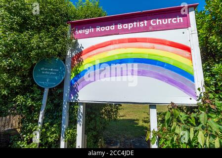 Église baptiste de Leigh Road à Leigh on Sea, Essex, Royaume-Uni. Panneau de signalisation arc-en-ciel Banque D'Images