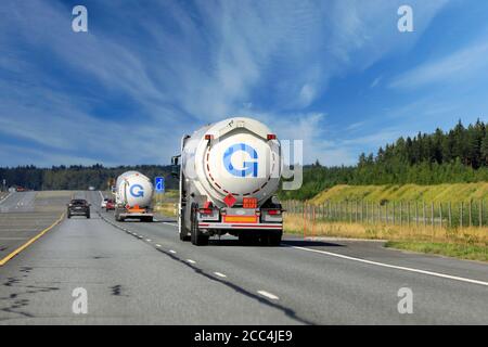 Deux semi-camions-citernes Gasum transporte du GNL, gaz naturel liquéfié, ADR 223-1972, sur l'autoroute 2 en été. Jokioinen, Finlande. 14 août 2020. Banque D'Images