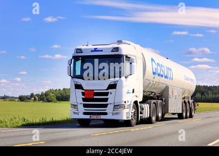 Camion semi-citerne White Scania Gasum transporte du GNL, gaz naturel liquéfié, ADR 223-1972, sur l'autoroute 2 en été. Jokioinen, Finlande. 14 août 2020. Banque D'Images