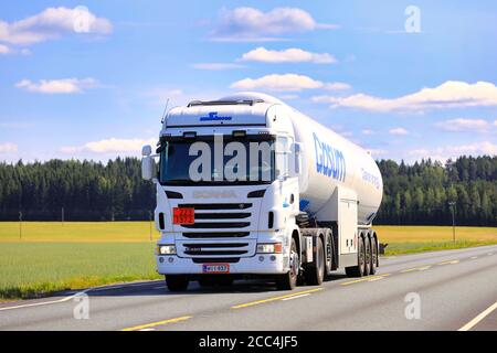 Camion semi-citerne White Scania Gasum transporte du GNL, gaz naturel liquéfié, ADR 223-1972, sur l'autoroute 2 en été. Jokioinen, Finlande. 14 août 2020. Banque D'Images