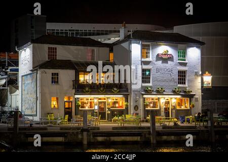 Le Bridge taverne Pub dans le vieux Portsmouth éclairé à nuit Banque D'Images