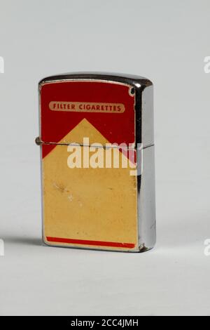 Un briquet portant une marque ou un logo peut être imprimé sur le couvercle. Banque D'Images