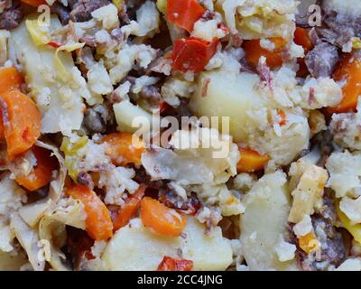 Djuvec riz et légumes dans une assiette sur un bois rustique. Banque D'Images