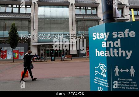 Leicester, Leicestershire, Royaume-Uni. 18 août 2020. Un client passe devant un magasin Marks and Spencer. Marks & Spencer a coupé 7,000 emplois dans ses magasins, indiquant que la pandémie de coronavirus de Òthe avait clairement indiqué qu'il y avait eu un changement important dans le domaine du compromis. Credit Darren Staples/Alay Live News. Banque D'Images