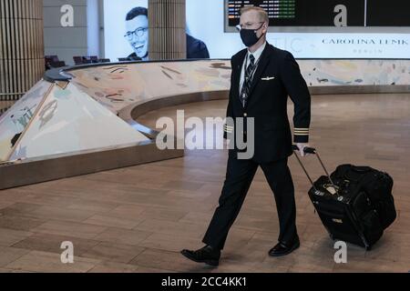 Chef d'équipe en service, Israël. 18 août 2020. Les voyageurs arrivent à l'aéroport international Ben Gurion de tel-Aviv, car Israël réduit les restrictions de voyage aérien, ce qui permet aux Israéliens de se mettre en quarantaine gratuitement en provenance et à destination de la Grèce, de la Croatie et de la Bulgarie et de revenir de 17 autres pays sans quarantaine. Les touristes seront autorisés à se mettre en quarantaine gratuitement en provenance de plusieurs pays définis comme «verts» et à faire l'objet d'une réévaluation toutes les deux semaines. Crédit : NIR Amon/Alamy Live News Banque D'Images