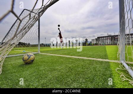 (200818) -- ZHAOJUE, 18 août 2020 (Xinhua) -- photo prise le 11 août 2020 montre des enfants de l'équipe de Zhaojue Real Madrid jouant au football sur le terrain de Lamo dans le comté de Zhaojue, dans la province du Sichuan, dans le sud-ouest de la Chine. Javier Moros Barrera, un entraîneur de 30 ans de l'UEFA A Level de la ville de Saragosse, Espagne Depuis le 13 juillet 2020, une équipe de football composée de 15 garçons du comté de Zhaojue et de villages ruraux près du comté de la province du Sichuan en Chine est formée. L'équipe de football appelée Zhaojue Real Madrid fait partie d'un projet de formation lancé en octobre dernier et soutenu par Real Madrid Foundati Banque D'Images