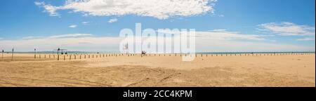Vue panoramique sur la plage de Napoléon Plage près de Martigues Dans le sud de la Camargue de la France avec la terre de secours des garde-côtes Rover Defender Banque D'Images