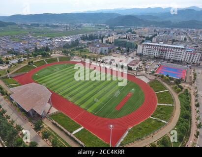 (200818) -- ZHAOJUE, le 18 août 2020 (Xinhua) -- photo prise par un drone le 11 août 2020 montre une vue générale du terrain de football de Lamo dans le comté de Zhaojue, dans la province du Sichuan au sud-ouest de la Chine. Javier Moros Barrera, un entraîneur de niveau de l'UEFA de 30 ans de la ville de Saragosse, Espagne, Depuis le 13 juillet 2020, une équipe de football composée de 15 garçons du comté de Zhaojue et de villages ruraux près du comté de la province du Sichuan en Chine est formée. L'équipe de football appelée Zhaojue Real Madrid fait partie d'un projet de formation lancé en octobre dernier et soutenu par la Real Madrid Foundation et Liangshan Nimu Sports Banque D'Images