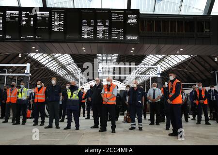 Le personnel ferroviaire se tient à la gare de Glasgow Queen Street pendant une minute de silence pour marquer une semaine depuis le déraillement du train Stonehaven qui a tué trois personnes. Le pilote Brett McCullough, 45 ans, le chef d'orchestre Donald Dinnie, 58 ans, et le passager Christopher Stuchbury, 62 ans, sont morts lorsque le train d'Aberdeen à Glasgow s'est écrasé dans un glissement de terrain à travers les voies le 12 août. Banque D'Images