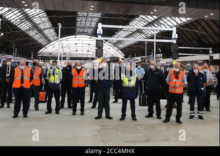 Le personnel ferroviaire se tient à la gare de Glasgow Queen Street pendant une minute de silence pour marquer une semaine depuis le déraillement du train Stonehaven qui a tué trois personnes. Le pilote Brett McCullough, 45 ans, le chef d'orchestre Donald Dinnie, 58 ans, et le passager Christopher Stuchbury, 62 ans, sont morts lorsque le train d'Aberdeen à Glasgow s'est écrasé dans un glissement de terrain à travers les voies le 12 août. Banque D'Images