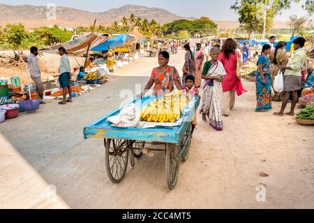 Puttaparthi, Andhra Pradesh, Inde - 13 janvier 2013 : mère et fils vendant des bananes sur le marché de rue de Puttaparthi. Banque D'Images