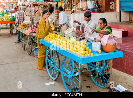 Puttaparthi, Andhra Pradesh, Inde - 13 janvier 2013 : vendeurs de nourriture de rue vendant du jus de citron dans le village de Puttaparthi. Banque D'Images