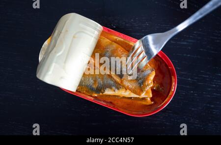 19 août 2020, Hambourg: ILLUSTRATION - UNE fourchette est coincée dans une boîte de filets de hareng. (À dpa 'la crise de Corona influence les canaux de vente du poisson - plus pour le poisson en conserve') photo: Daniel Reinhardt/dpa Banque D'Images