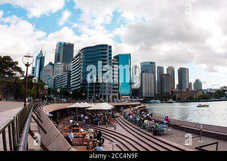 Sydney, Australie - 12 janvier 2009 : personnes assises dans des restaurants sur la promenade de Sydney. Banque D'Images