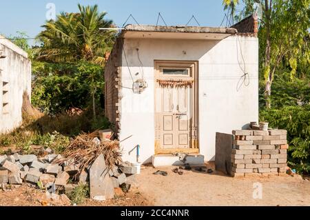 Petite maison traditionnelle pauvre dans le village de Puttaparthi, Inde Banque D'Images