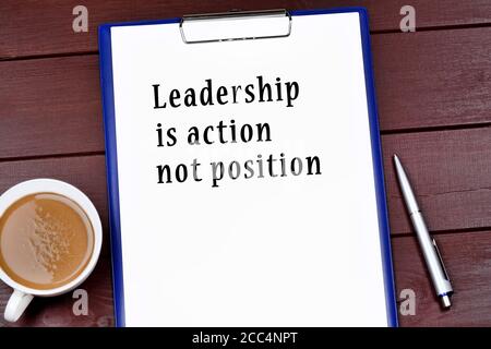 Le leadership est une action et non une position écrite sur le papier de la table Banque D'Images