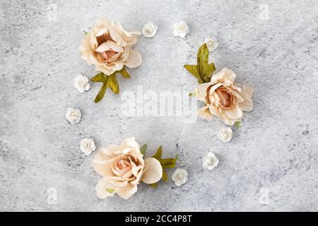 Bordure à cadre rond de fleurs roses et blanches roses sur fond de marbre gris. Banque D'Images
