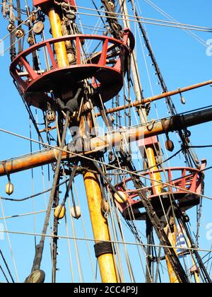 Le Golden Hinde s'est amarré sur la Tamise, Londres, Angleterre Royaume-Uni une réplique pleine grandeur du 16e de Sir Francis Drake Navire de guerre siècle galléon qui est Banque D'Images