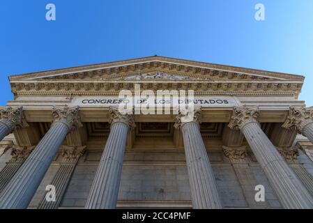 Madrid, Espagne - 15 août 2020 : vue à angle bas de l'entrée principale du Parlement espagnol. Congrès des députés Banque D'Images