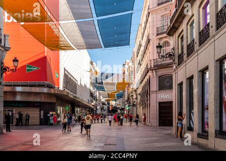 Madrid, Espagne - 15 août 2020 : vue sur la rue Preciados avec des parasols en été. C'est l'une des principales rues commerçantes de la ville Banque D'Images
