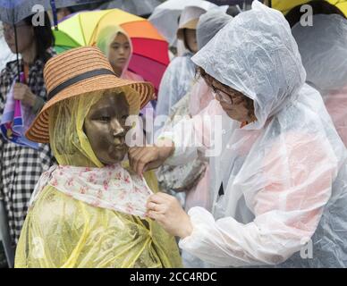 Tokyo, Corée du Sud. 15 août 2017. Des gens assistent à une manifestation anti-japonaise avec une statue symbolisant les anciennes 'femmes de confort' à Séoul, Corée du Sud, le 15 août 2017. POUR ALLER AVEC 'Spotlight: Les souvenirs historiques ne devraient pas disparaître, 75 ans après la défaite du Japon dans la Seconde Guerre mondiale' Credit: Lee sang-ho/Xinhua/Alamy Live News Banque D'Images