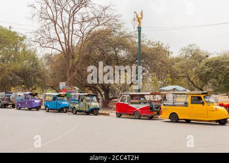 AYUTTHAYA, THAÏLANDE - 2015 février. Taxi Tuk Tuk coloré dans la rue. Banque D'Images