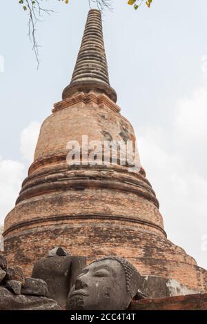 AYUTTHAYA, THAÏLANDE - 2015 février. Un des nombreux Stupa ou Chedi comme il a appelé à Wat Ratchaburana. Banque D'Images