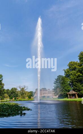 La Fontaine du Centenaire dans l'étang de Mermaid à l'abbaye de Forde, un bâtiment historique près de Chard, Somerset, dans le sud-ouest de l'Angleterre, un ancien monastère cistercien Banque D'Images