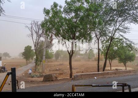 Mauvais temps indien : une tempête de poussière soudaine éclate avec de forts vents à Dousa, Rajasthan, dans le nord de l'Inde Banque D'Images