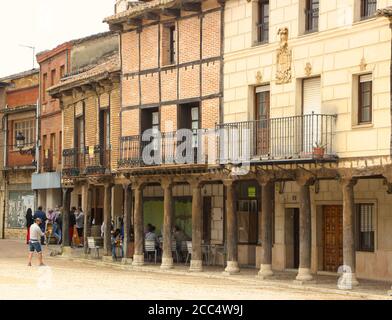 Terrasses de bar dans la Plaza Vieja Saldaña Palencia Espagne un jour nuageux d'août quand le marché est ouvert tous les mardis avec des buveurs à table pour le déjeuner Banque D'Images