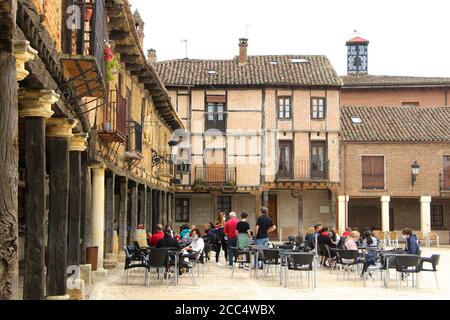 Terrasses de bar dans la Plaza Vieja Saldaña Palencia Espagne un jour nuageux d'août quand le marché est ouvert tous les mardis avec des buveurs à table pour le déjeuner Banque D'Images