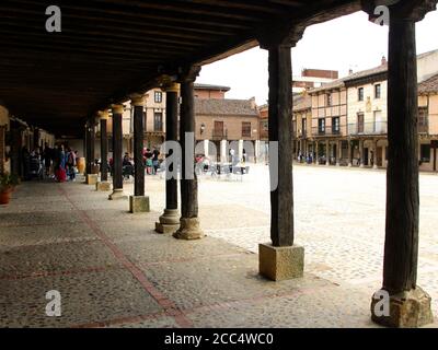 Terrasses de bar dans la Plaza Vieja Saldaña Palencia Espagne un jour nuageux d'août quand le marché est ouvert tous les mardis avec des buveurs à table pour le déjeuner Banque D'Images