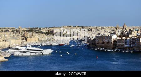 Vue sur Birgu et Senglea depuis la Valette. Banque D'Images