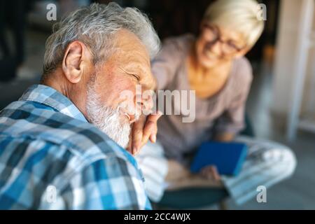 Happy senior couple relaxing at home together Banque D'Images