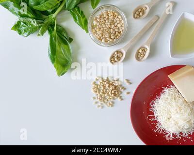 Ingrédients pour pesto, sauce basilic sur fond blanc Banque D'Images