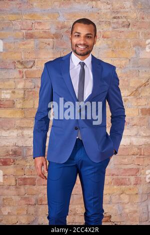 Portrait of a happy handsome young businessman en costume. Banque D'Images