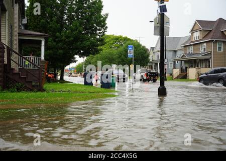 Les citoyens de fond du Lac traversent les rues inondées dans leurs véhicules de l'énorme déversage de pluie durant l'après-midi de juillet 2020. Banque D'Images