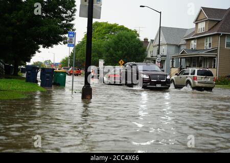 Les citoyens de fond du Lac traversent les rues inondées dans leurs véhicules de l'énorme déversage de pluie durant l'après-midi de juillet 2020. Banque D'Images