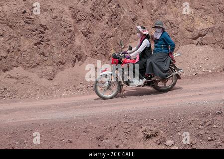 Deux femmes sur moto chinoise, route de montagne dans la province de Qinghai sud, Chine 27 août 2017 Banque D'Images