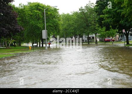 Les citoyens de fond du Lac traversent les rues inondées dans leurs véhicules de l'énorme déversage de pluie durant l'après-midi de juillet 2020. Banque D'Images